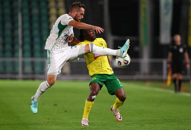Ridwan Sanusi (Žilina) a Juraj Kotula (Prešov) bojujú o loptu v zápase 2. kola futbalovej Niké ligy medzi MŠK Žilina - FC Tatran Prešov.
