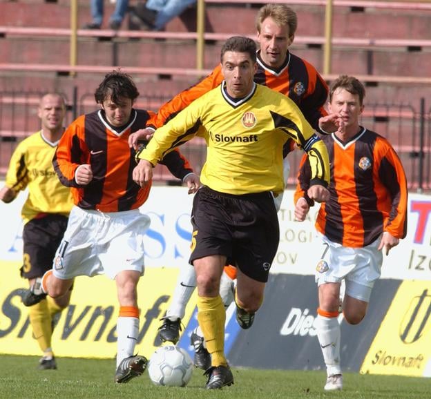 Kapitán Interu Peter Dzúrik /v popredí/ naháňaný trojicou hráčou Košíc: Vladislav Zvara /vľavo/, Peter Rataj /uprostred/ a Rasrislav Tomovčík /vpravo/vo futbalovom stretnutí 25. kola Mars Superligy AŠK Inter Bratislava - 1. FC Košice 6. apríla 2002 v Bratislave. 