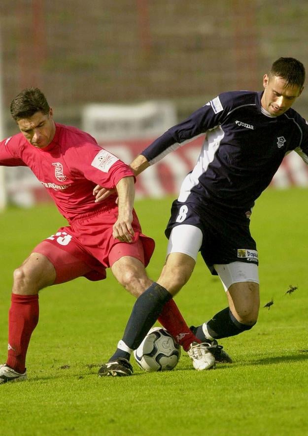 V zápase 29. kola slovenskej futbalovej Corgoň ligy hostila 11. mája 2004 momentálne vedúca Dukla Banská Bystrica na svojom ihrisku ZTS Dubnica. Na snímke bystrický obranný pilier Peter Dzúrik /vľavo/ zastavuje útočníka hostí Richarda Varadina.