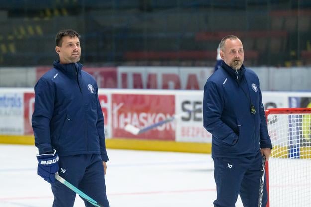 Na snímke vľavo asistent trénera Ivan Švarný a tréner Andrej Kmeč počas prvého tréningu hokejistov HK Nitra na ľade.