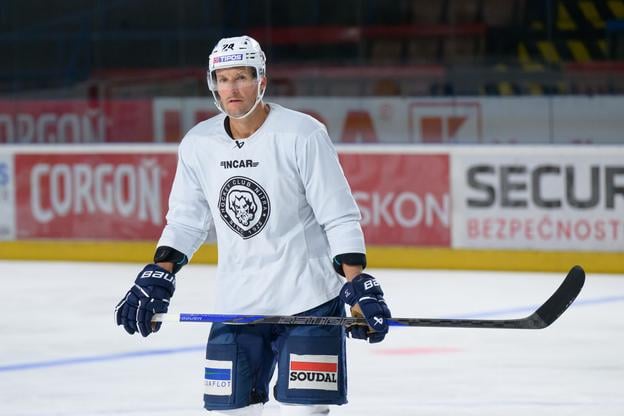 Na snímke hráč HK Nitra Branislav Mezei počas prvého tréningu na ľade pred novým ročníkom hokejovej Tipsport ligy.