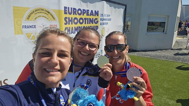 Trojica medailistiek z trapu, Slovenka Zuzana Rehák Štefečeková prvá zľava.