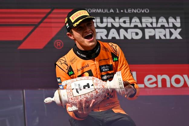 Šťastný Lando Norris s víťaznou trofejou za víťazstvo na Hungaroringu.