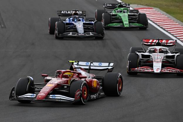 Lewis Hamilton na Ferrari (v popredí) sa na Hungaroringu trápil.