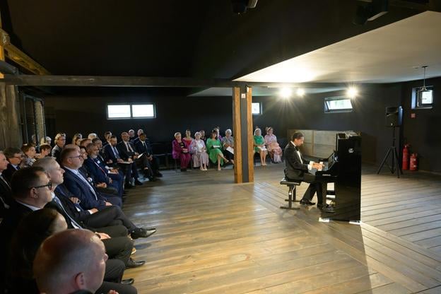 On Monday evening, a memorial concert by pianist Miloš Biháry was held at the Holocaust Museum in Sereď to honour the victims of the Roma genocide during the Holocaust. Approximately 1,000 Roma were killed in Slovakia in connection with the Holocaust.
