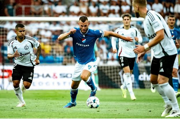 Erik Prekop v obkľúčení hráčov Legie Varšava v 2. predkole Európskej ligy.