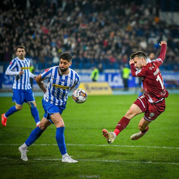 Jakub Hromada (vpravo) pri pokuse o streľbu.