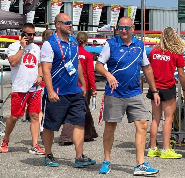 Csaba Hüttner (vpravo) v spoločnosti trénera tímu do 23 rokov Juraja Tarra na nedávnom mládežníckom svetovom šampionáte v portugalskom Montemore-o-Velho.