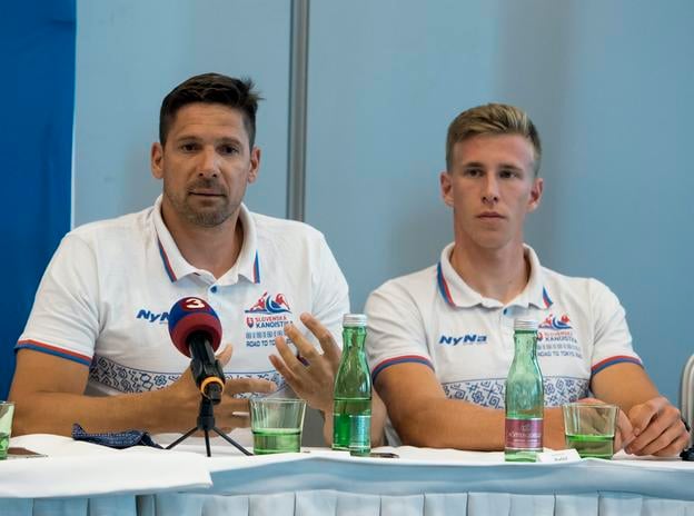 Tréner Andrej Wiebauer (vľavo v spoločnosti svojho v súčasnosti najvýkonnejšieho zverenca Samuela Baláža) má v týchto dňoch na Zemníku plné ruky práce.