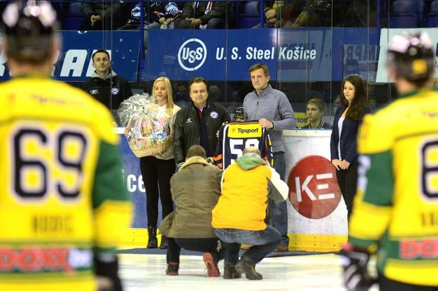 Peter Veselovský (vpravo) s hokejovým dresom pri príležitosti 50. narodenín pred zápasom 35. kola Košice - Žilina v Košiciach, 28. decembra 2014.
