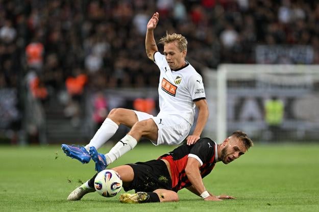 Miloš Kratochvíl a hráč Häckenu Pontus Dahbo počas zápasu 1. predkola Európskej ligy medzi FC Spartak Trnava a BK Häcken v Trnave.
