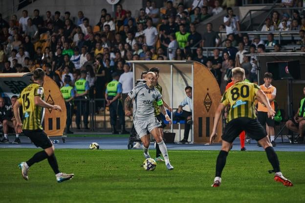 Vladimír Weiss ml. (v strede) odohral takmer 80 minút, hoci sa zdalo, že po hodine hry si vážne zranil rameno.