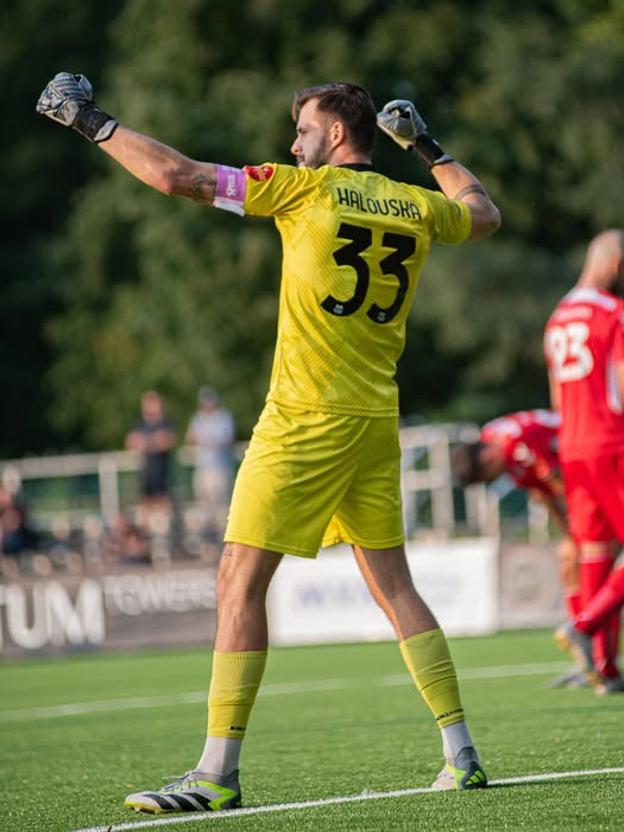 Petržalský brankár Pavel Halouska v novom súťažnom ročníku ešte neinkasoval.