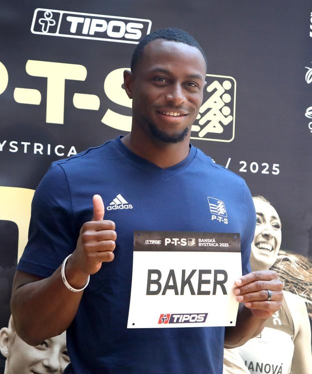 Americký šprintér Ronnie Baker sa usmieva počas brífingu v Cikkerovej sieni na Radnici v Banskej Bystrici. 