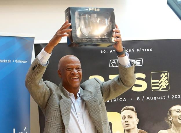 Na snímke atletická legenda Willie Banks počas brífingu v Cikkerovej sieni na Radnici v Banskej Bystrici. 