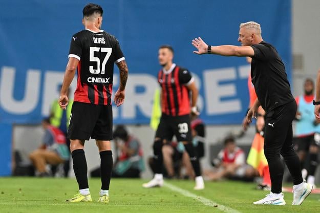 Tréner Trnavy Michal Ščasný a hráč Michal Ďuriš počas prvého zápasu 3. predkola Konferenčnej ligy medzi FC Universitatea Craiova a FC Spartak Trnava.