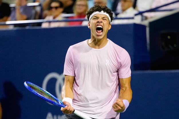 Ben Shelton sa teší z výhry nad Rusom Karenom Chačanovom po finále mužskej dvojhry na turnaji ATP Masters 1000 v kanadskom Toronte.