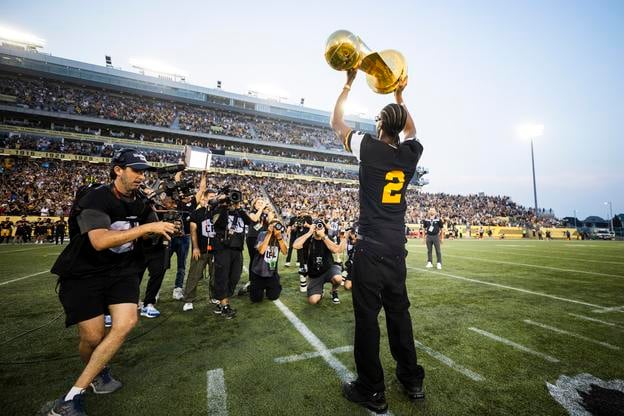Shai Gilgeous-Alexander (2) s trofejou Larryho O'Briena počas prestávky zápasu kanadského futbalu Hamilton Tiger-Cats - B.C. Lions v Hamiltone, štát Ontario.