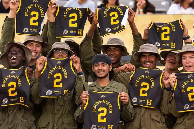 Hráči tímu Blackdown Cadet Training Centre s dresom aktuálneho víťaza NBA.