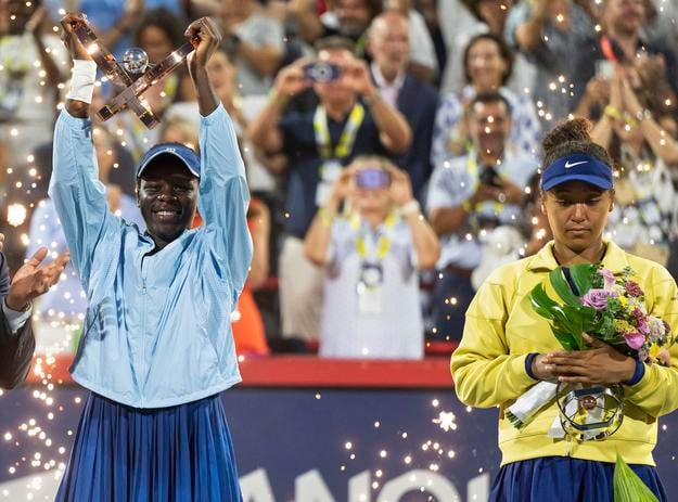 Kanadská tenistka Victoria Mboková (vľavo) pózuje s trofejou po víťazstve vo finále ženskej dvojhry proti Japonke Naomi Osakovej (vpravo) na turnaji WTA 1000 v Montreale 2025.