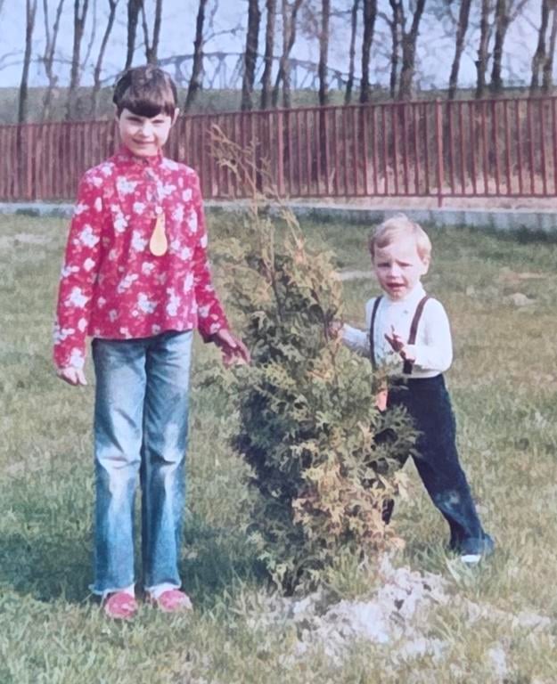Malý Ďurko Tarr v komárňanskej lodenici so sestrou Zuzanou, staršou o šesť rokov.