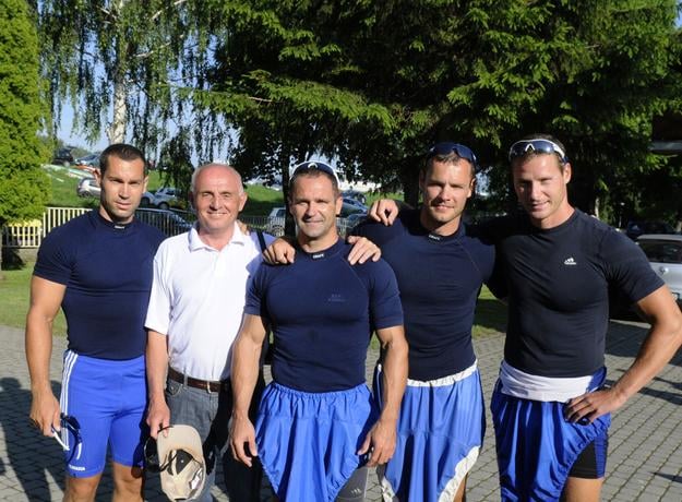 Juraj Tarr (druhý sprava) pred rokmi spolu s ďalšími velikánmi z komárňanskej lodenice (zľava) s Richardom Riszdorferom, trénerom Tiborom Soósom, Michalom Riszdorferom a Erikom Vlčekom (celkom vpravo).