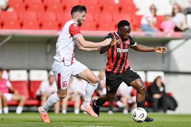Sean Goss v súboji s Philipom Azangom. Zo zápasu 2. kola Niké ligy medzi AS Trenčín a FC Spartak Trnava v Trenčíne.