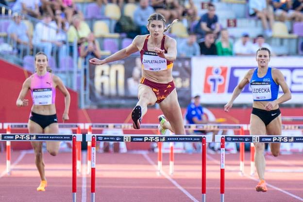Emma Zapletalová zabehla v tomto roku už tretí slovenský rekord na 400 m prekážok, pričom sa prvý raz v živote dostala pod 54 sekúnd.