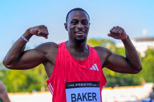 Na snímke Roonie Baker (USA) sa teší z víťazstva a prekonania 10-sekundovej hranice v behu na 100 metrov počas 60. ročníka atletického mítingu Tipos P-T-S v Banskej Bystrici.