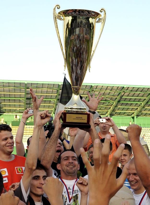 Juraj Čobej dvíha nad hlavu na starom petržalskom štadióne za Starým mostom pohár za zisk titulu v ročníku 2007/08