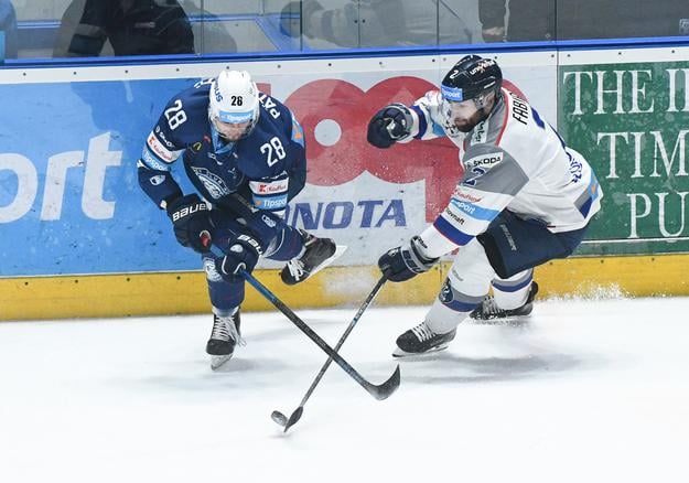 Štefan Fabian (vpravo) v drese Popradu v extraligovom súboji s Nitrou v novembri 2018. Vľavo Denis Pätoprstý.