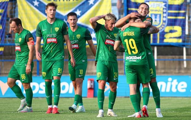 Na snímke hráči Žiliny sa radujú z gólu v zápase 3. kola futbalovej Niké ligy medzi MFK Zemplín Michalovce - MŠK Žilina.