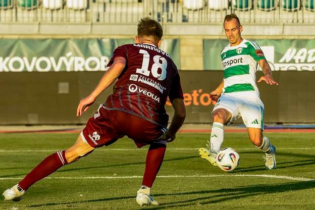 Adam Morong (vpravo) prihráva na gól Marekovi Švecovi