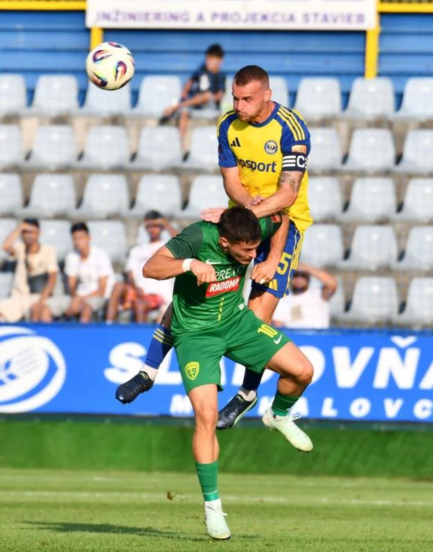 Adrián Kaprálik v súboji s domácim kapitánom Lukášom Pauschekom.