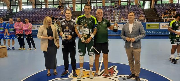 Zástupcovia hádzanárskeho Tatrana Prešov s trofejami na turnaji v Poľsku (zľava): najlepší brankár Danilo Mihajlevič, kapitán tímu Lukáš Urban a majiteľ klubu Miloslav Chmeliar.