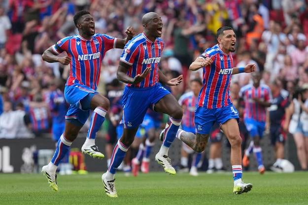 Futbalisti Crystal Palace sa radujú po víťazstve v penaltovom rozstrele vo finále anglického Superpohára Crystal Palace - FC Liverpool.