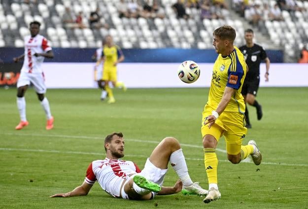 Karlo Miljanič (Košice, vpravo) v zápase 3. kola Niké ligy proti Trenčínu.