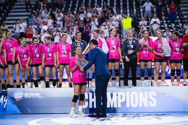 Kapitánka tímu slovenských hádzanárok do 17 rokov Barbora Karkušová ako prvá prevzala do svojich rúk trofej určenú pre majsterky Európy.