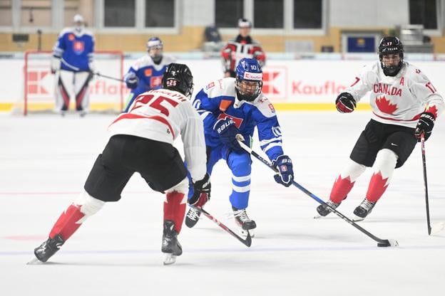 Útočník Oliver Ozogány (s pukom) je najmladší Slovák vo výbere pre Hlinka Gretzky Cup.