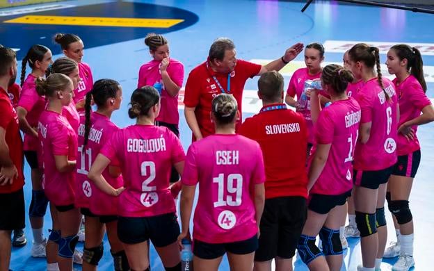 Skúsený tréner Pavol Streicher rozdáva rady svojim zverenkám, ktoré v Podgorici doviedol až k zisku titulu majsteriek Európy v kategórii kadetiek.