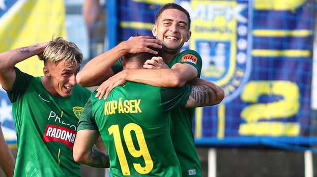 Hráči Žiliny sa radujú z gólu v zápase 3. kola futbalovej Niké ligy medzi MFK Zemplín Michalovce - MŠK Žilina.