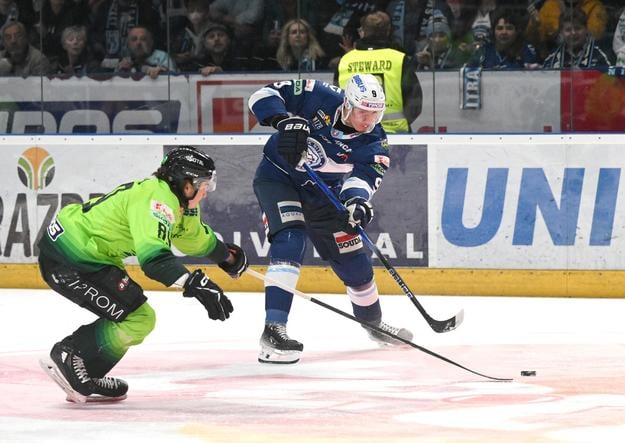 Miguel Tourigny, vľavo v drese Žiliny, v súboji s Hugom Kováčom z Nitry. Z piateho semifinale play off Tipos extraligy  Nitra - Žilina, v apríli 2025.