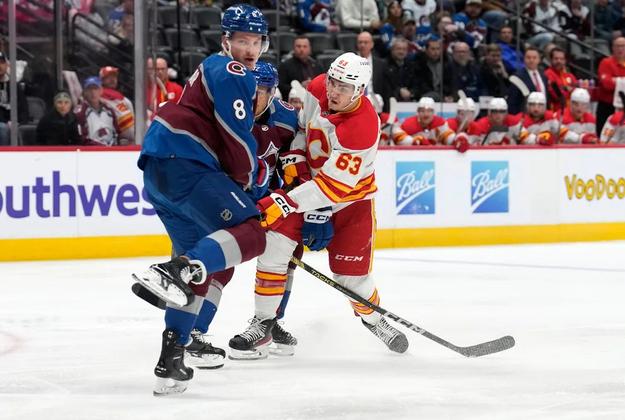 Adam Ružička (vpravo) v drese Calgary Flames v NHL.