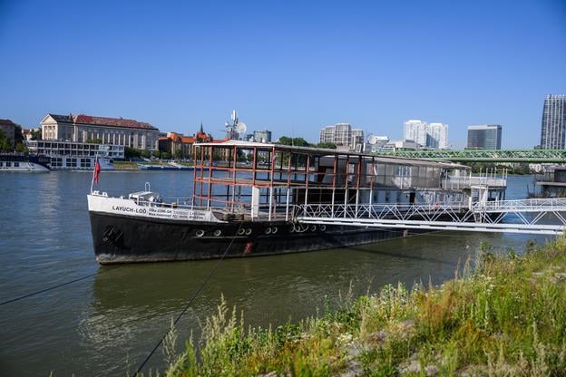 Bratislava firefighters have prevented a ship from sinking on the Danube near the Tyršovo Nábrežie embankment. The vessel had flooded to around half its height and was taking on water at a rate of 10 centimetres every 10 minutes. Firefighters used pumps to halt the flooding and stabilise the ship.