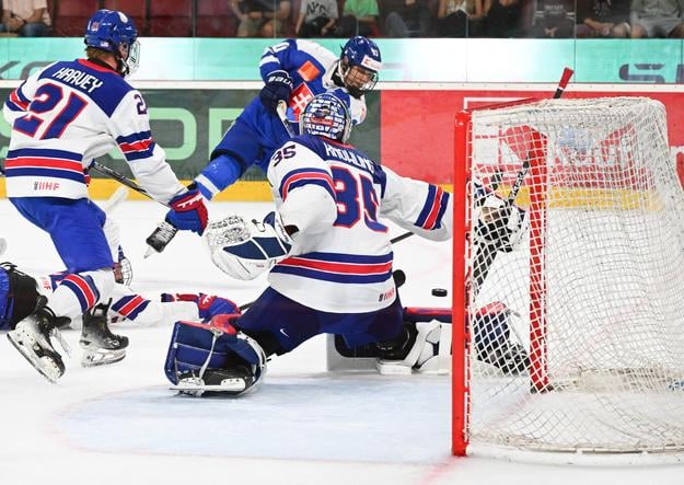 Na snímke vpravo brankár Brady Knowling (USA), ktorého prekonáva uprostred Oliver Ozogány (Slovensko) počas hokejového zápasu Slovensko 18 - USA 18 na prestížnom turnaji hráčov do 18 rokov Hlinka Gretzky Cup v Trenčíne v pondelok 11. augusta 2025.