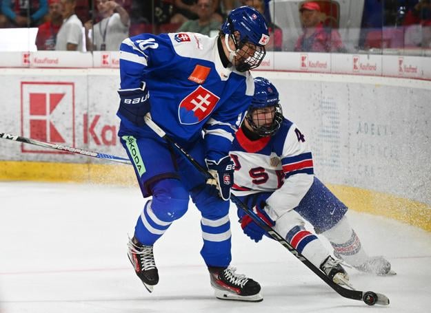 Kade Meyer (USA) a Oliver Ozogány (Slovensko) bojujú o puk počas hokejového zápasu Slovensko 18 - USA 18 na turnaji hráčov do 18 rokov Hlinka Gretzky Cup v Trenčíne.