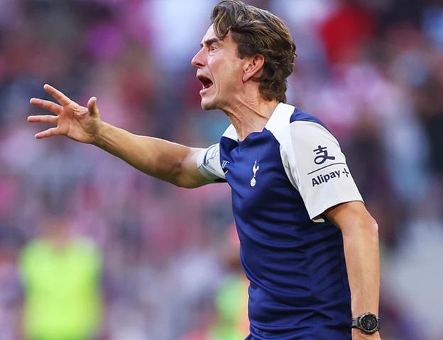 Na nového trénera Tottenhamu, Dána Thomasa Franka čaká ostrá premiéra na lavičke „kohútov“.