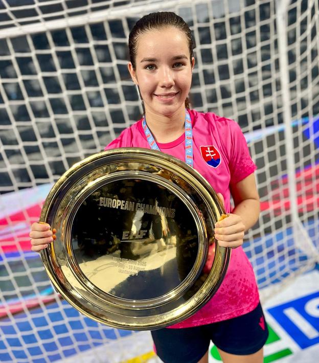 Slovenská spojka Liliana Gogová s víťaznou trofejou na ME hádzanárok do 17 rokov v Čiernej Hore.