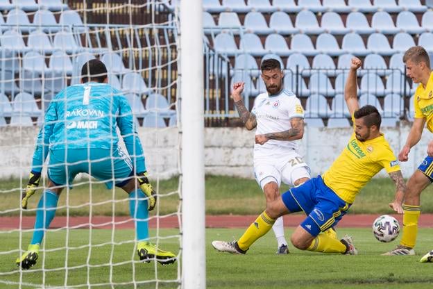 Matej Rakovan (Zlín) počas prípravného zápasu so Slovanom Bratislava v auguste 2020. Pred ním Erik Daniel a Petr Buchta.