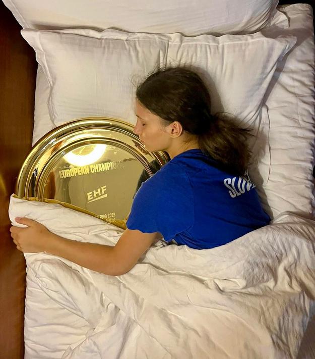 Kapitánka majsteriek Európy Barbora Karkušová po zisku titulu na ME hádzanárok do 17 rokov zaspávala s víťaznou trofejou.